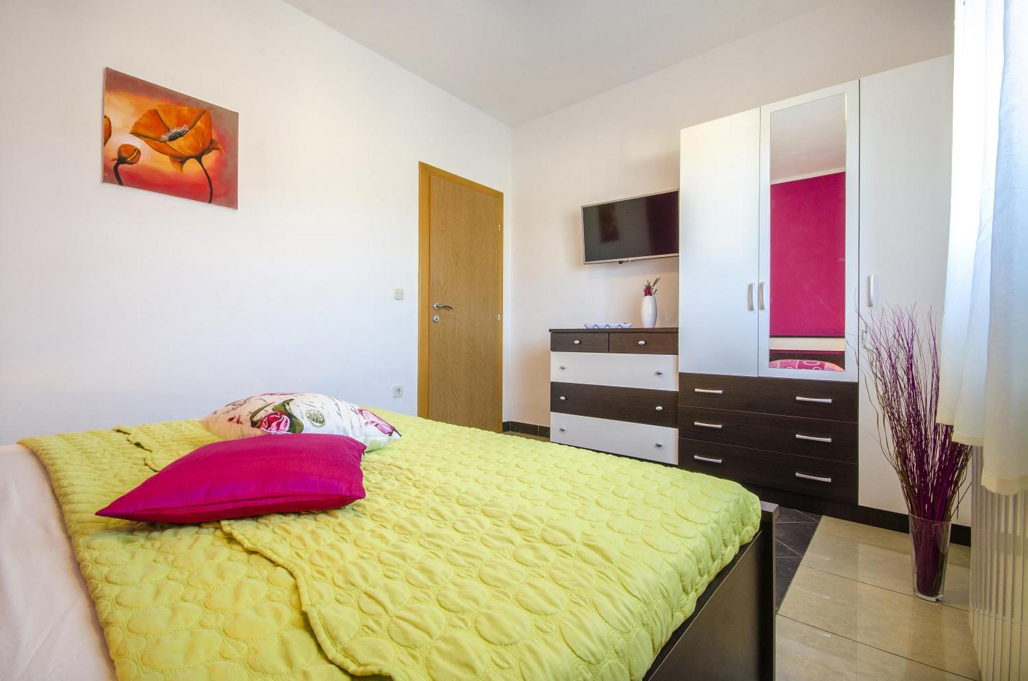 Apartment And Room Marlen Rovinjsko Selo Habitación foto